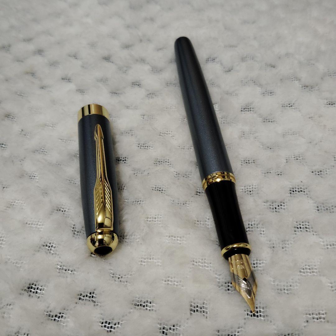 グレーの金属製万年筆