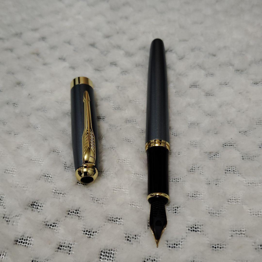 グレーの金属製万年筆