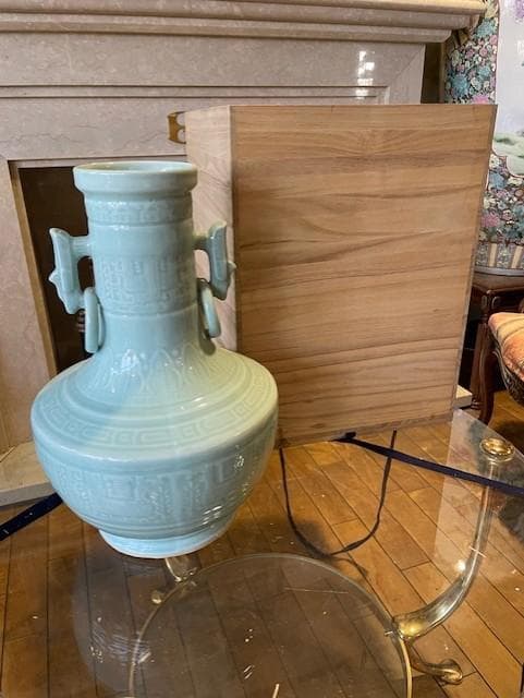 青緑色の持ち手付き陶器花瓶