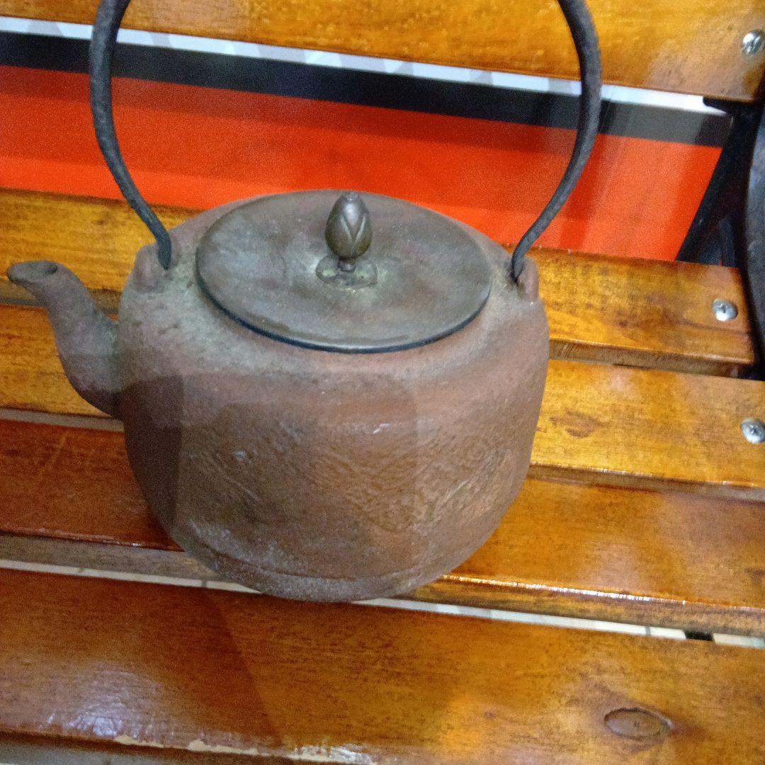 鉄瓶 錆びた茶色 伝統的デザイン