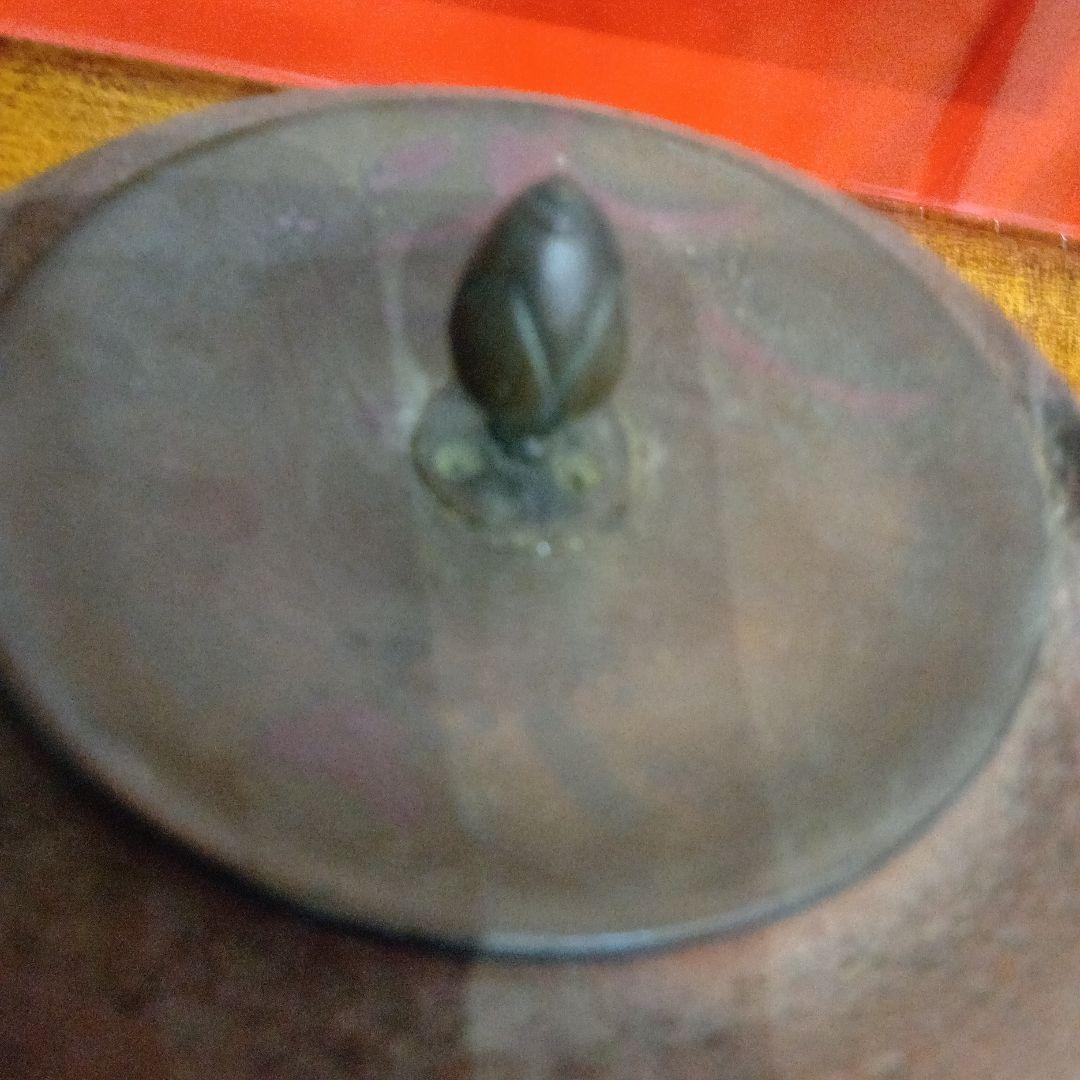 鉄瓶 錆びた茶色 伝統的デザイン