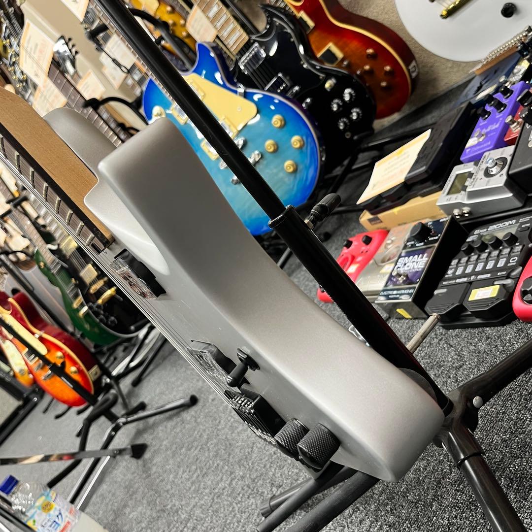 【11130】【新品】 ヘッドレスギター 汎用ケース付き シルバー