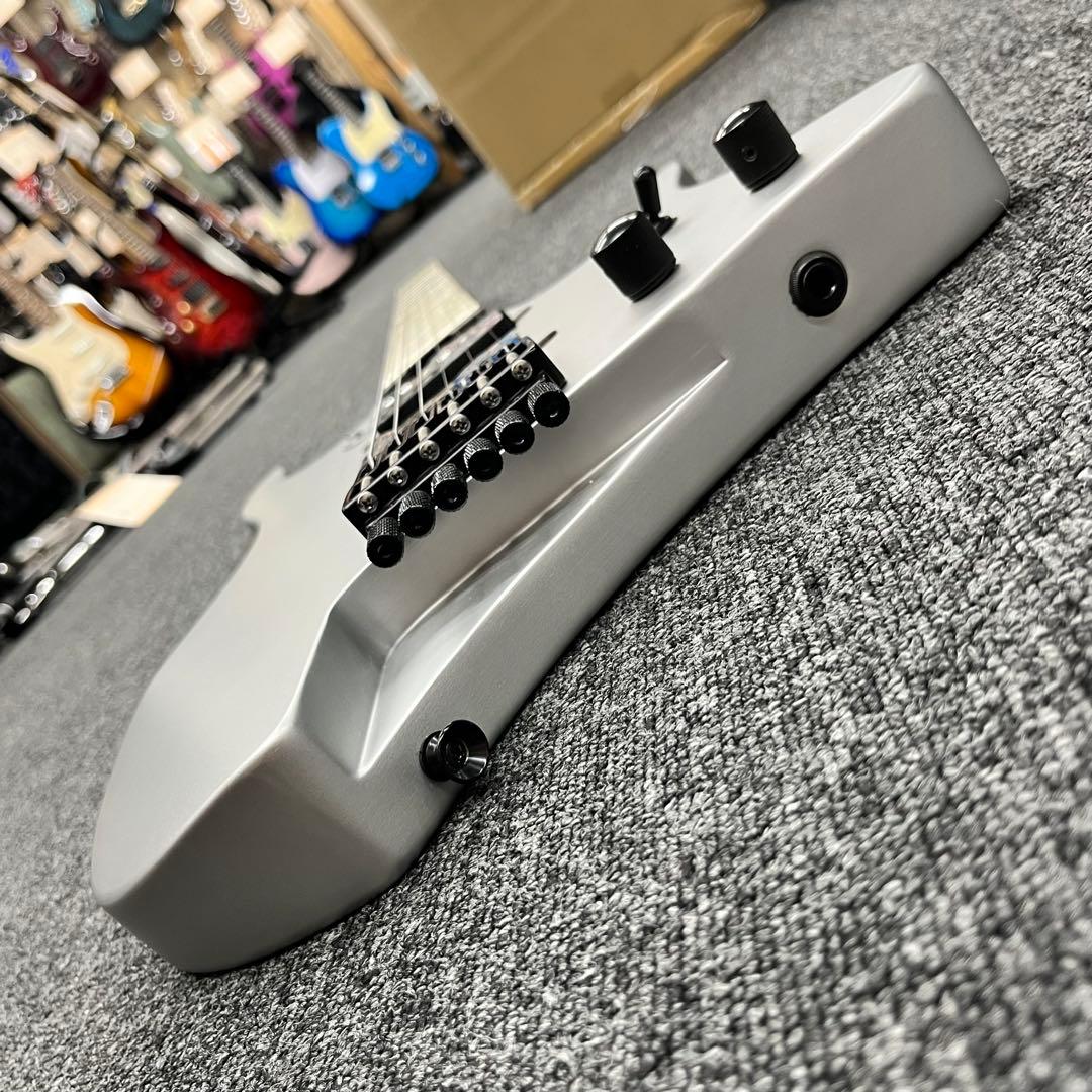【11130】【新品】 ヘッドレスギター 汎用ケース付き シルバー