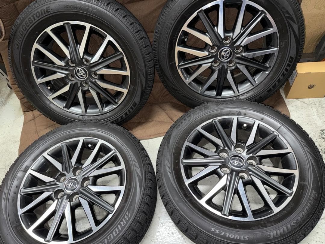 トヨタ 80系ノア/ヴォクシー/エスクァイヤ 純正ホイール スタッドレスタイヤ付