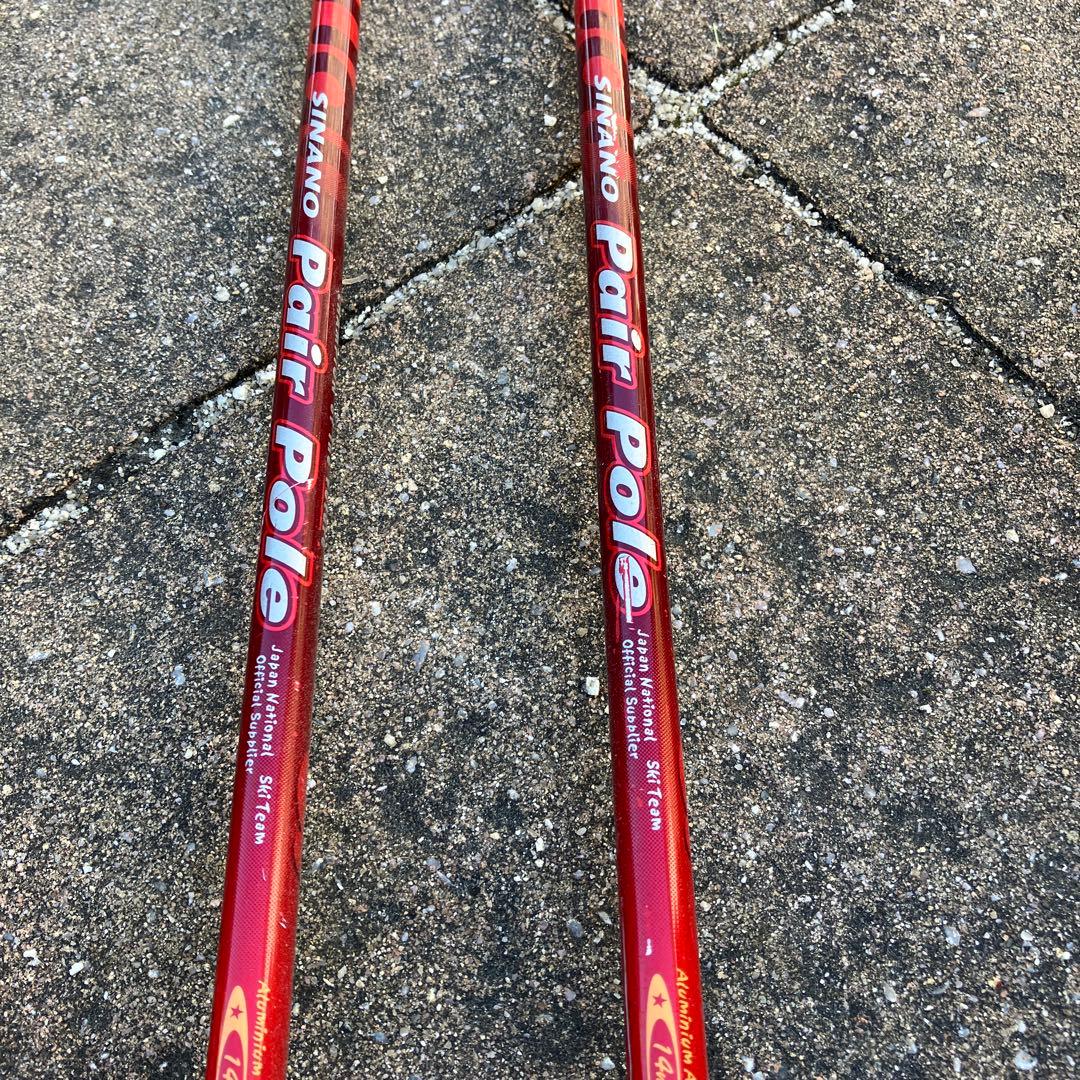 カラフルスキーセットと黒いブーツ