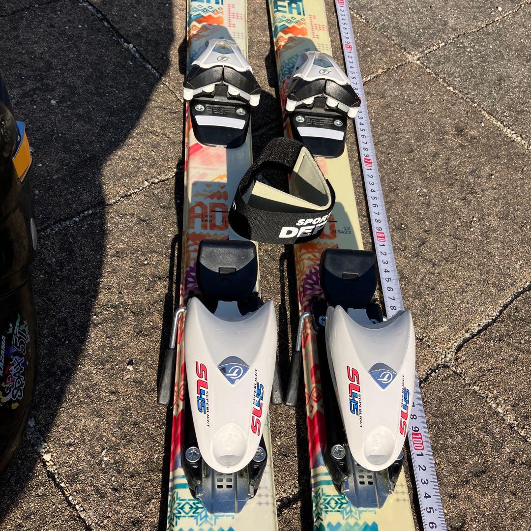 カラフルスキーセットと黒いブーツ