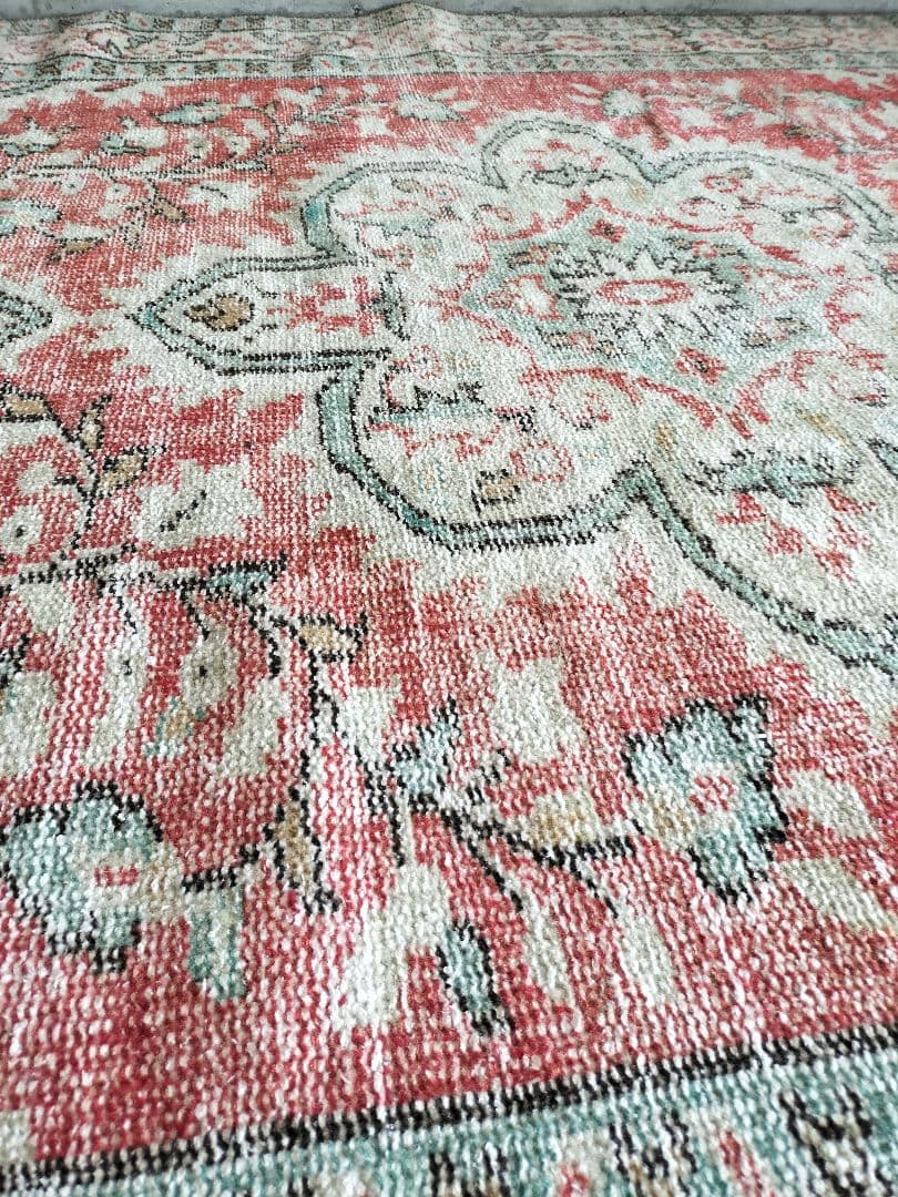 大判/シャビーレッドとミントグリーンのヴィンテージラグ　メダリオン　No.622