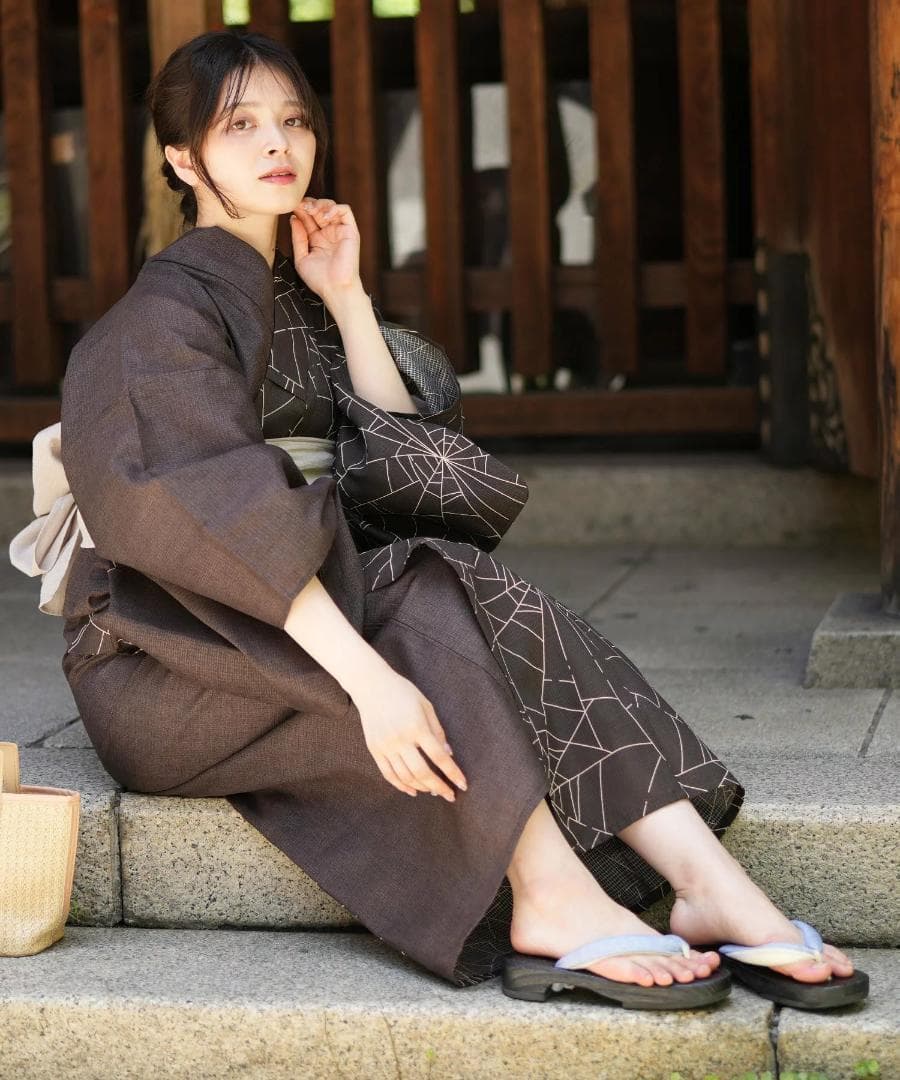 お任せ下駄つき◆最高品質和歌山染め日本生地◆こげ茶の変わり袖モダン蜘蛛の巣浴衣◆