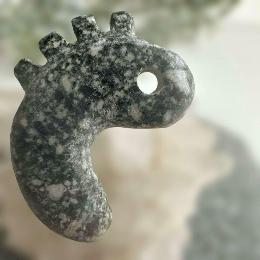 遠野霊石　願いを叶える龍神勾玉(光背)背ビレ切れ込み　獣型勾玉一ノ型