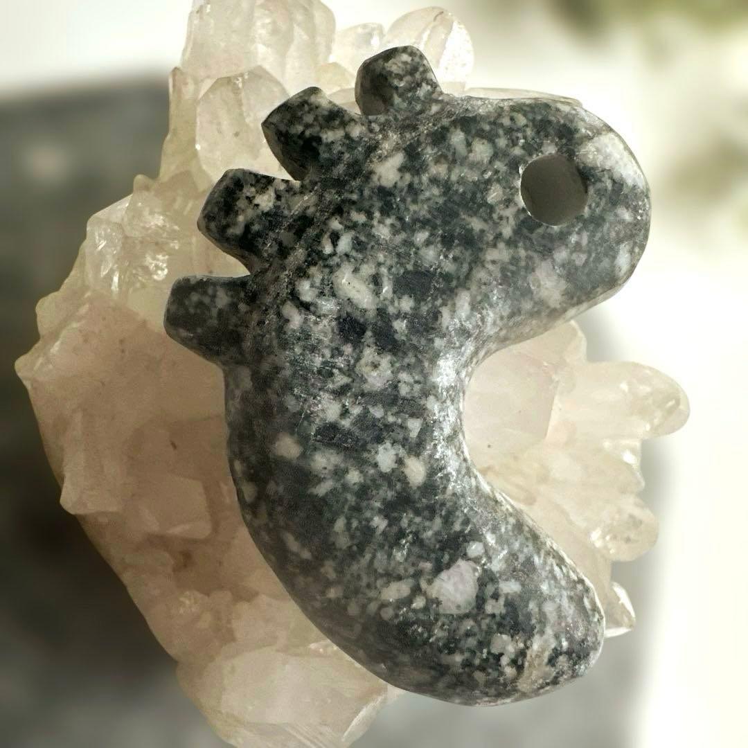 遠野霊石　願いを叶える龍神勾玉(光背)背ビレ切れ込み　獣型勾玉一ノ型