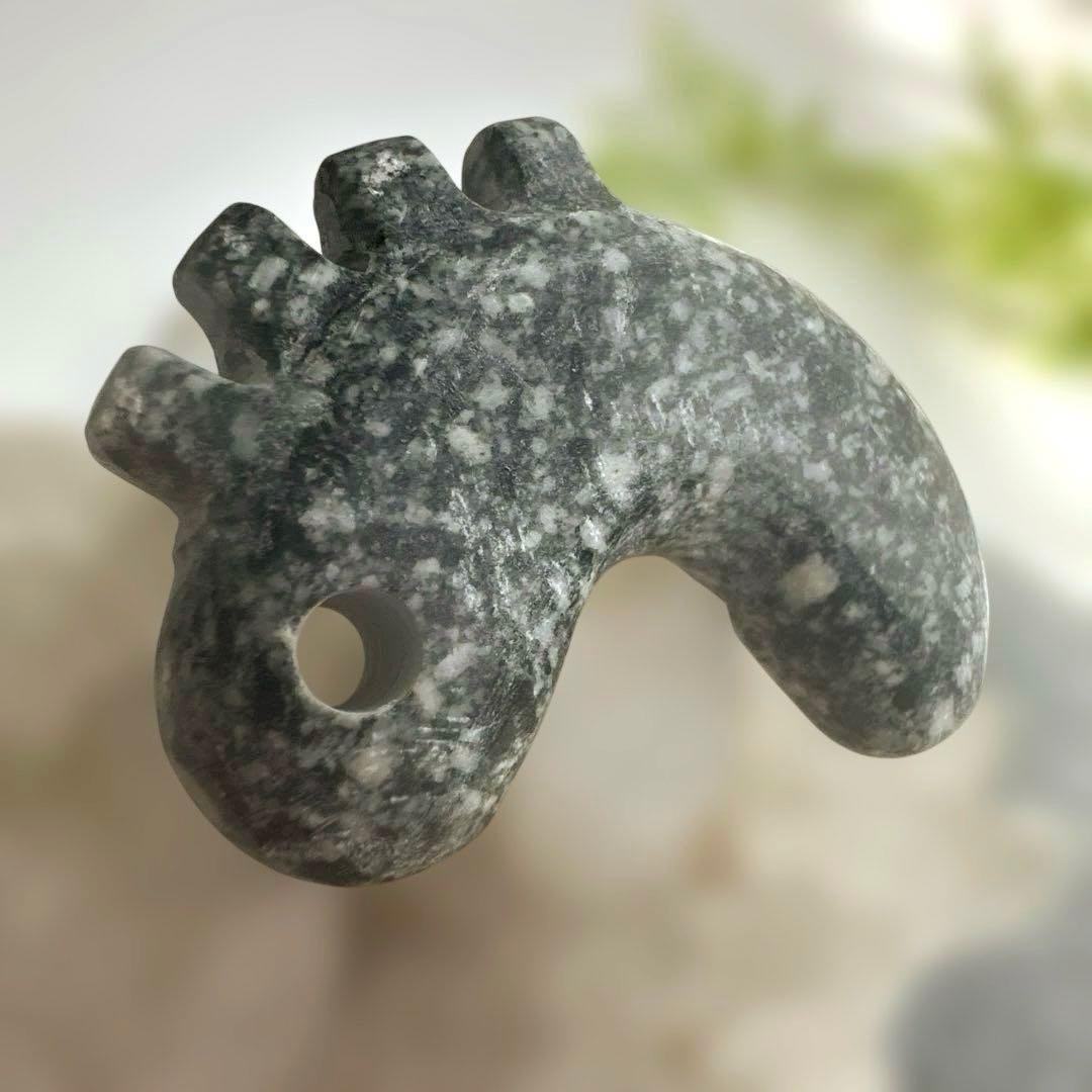 遠野霊石　願いを叶える龍神勾玉(光背)背ビレ切れ込み　獣型勾玉一ノ型