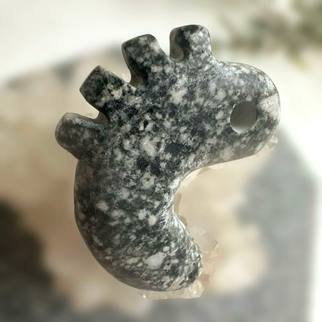 遠野霊石　願いを叶える龍神勾玉(光背)背ビレ切れ込み　獣型勾玉一ノ型