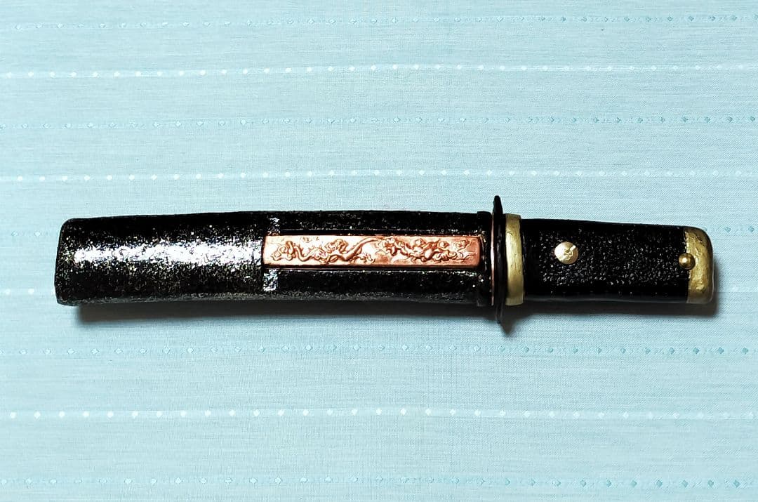 日本刀残欠カスタムナイフ 玉鋼　黒＆金カラー 和風装飾仕上げ 鑑賞 御守 工作