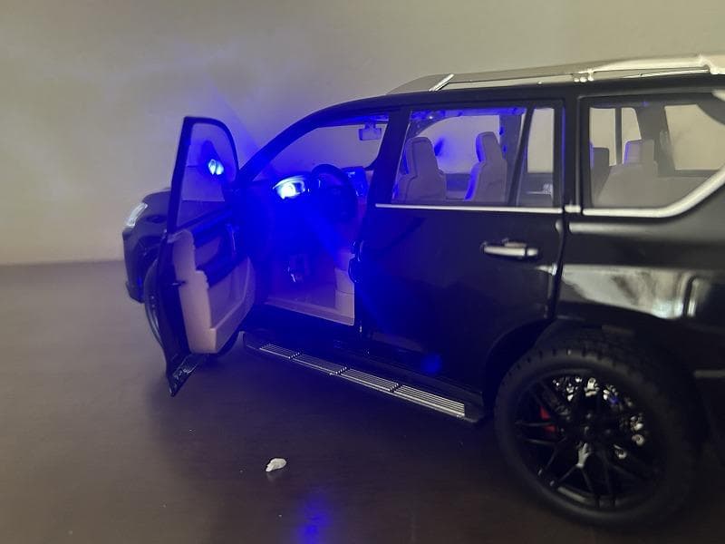 1/18ミニカー レクサス LX570 新品 2台【ホワイト＆ブラック】