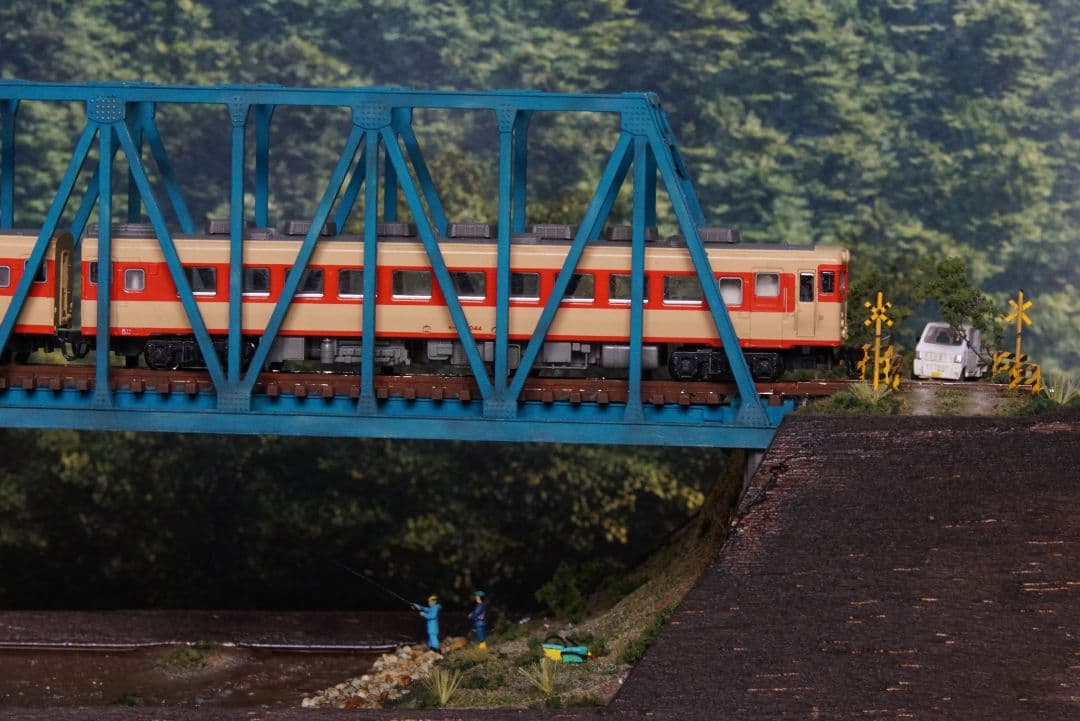 Nゲージ鉄道模型ジオラマ　トラス橋を渡る地方ローカル線