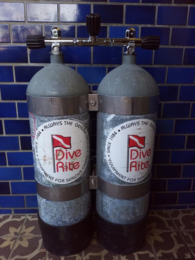スキューバダイビング　メタリコン　ダブルタンク１４L x2　耐圧2026/6まで
