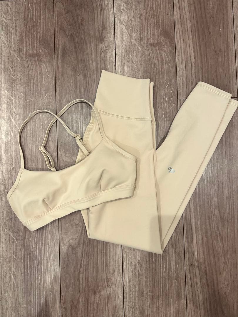ALO ヨガウェアセット ブラトップとレギンス クリーム色 (着用回数２回)