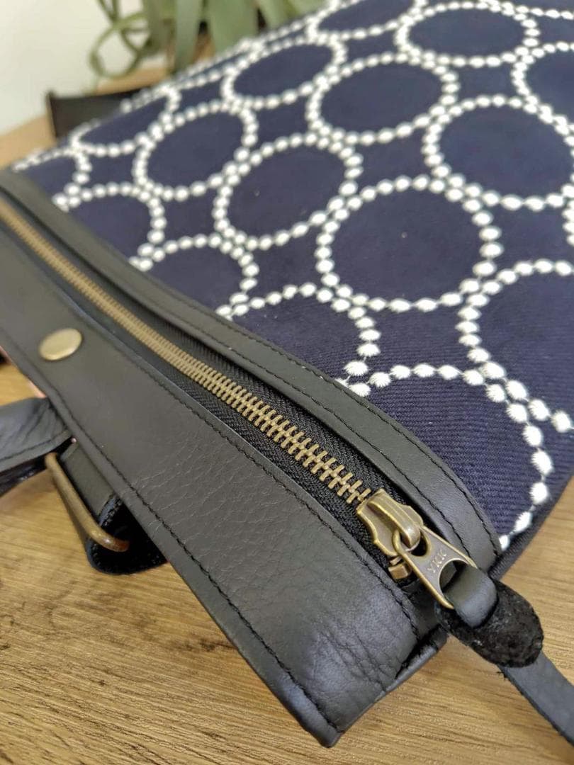 ミナペルホネン/2025tambourineタンバリンネイビー×白/牛革A4トー