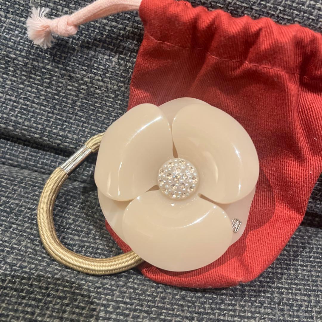 ALEXANDRE DE PARIS ヘアゴム　カメリア　ポニー　ベージュ