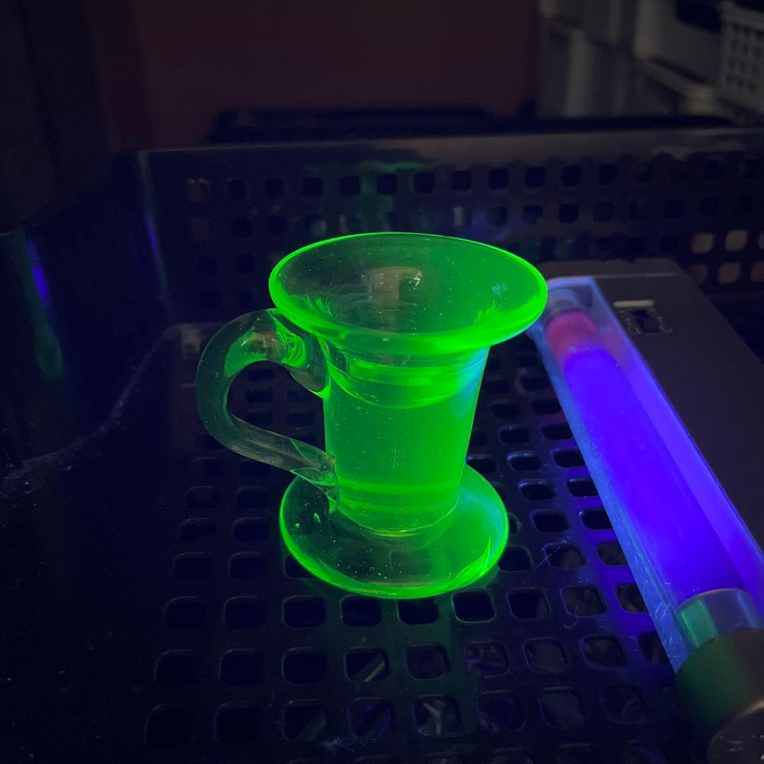 骨董　時代ガラス　超希少若草色　取手付き　厚底　アイスクリームコップ　ウラン