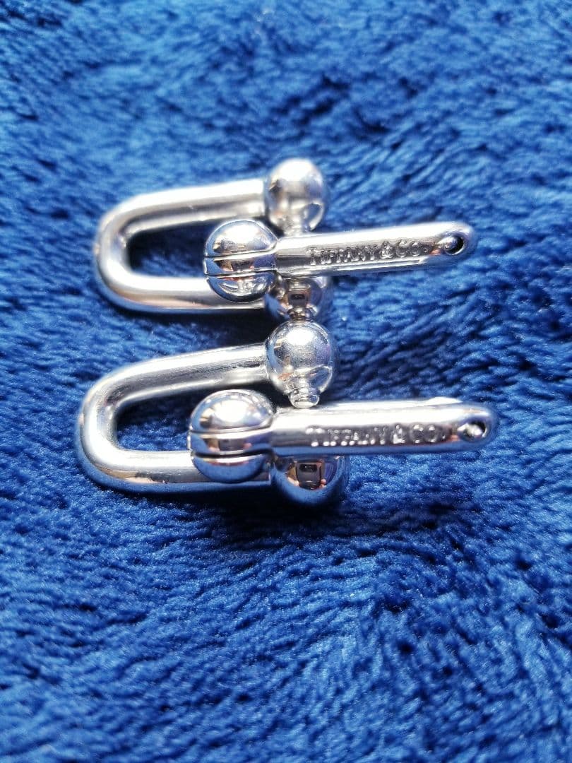 「Tiffany & Co. 」の刻印入りシルバーフープピアス