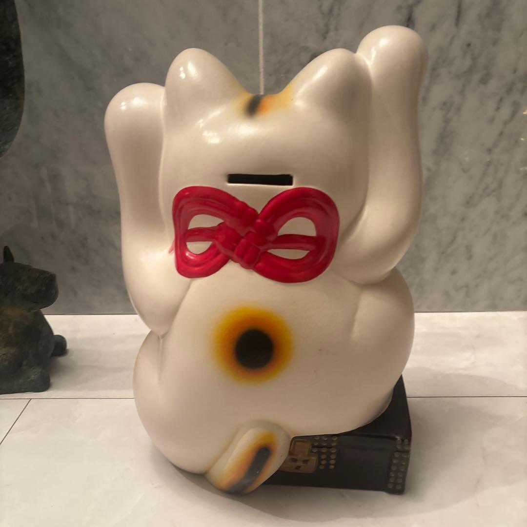 ヴィンテージ瞳や鯉の前掛けが美しい両手上げの金運・良き人を呼ぶ欲張り招き猫