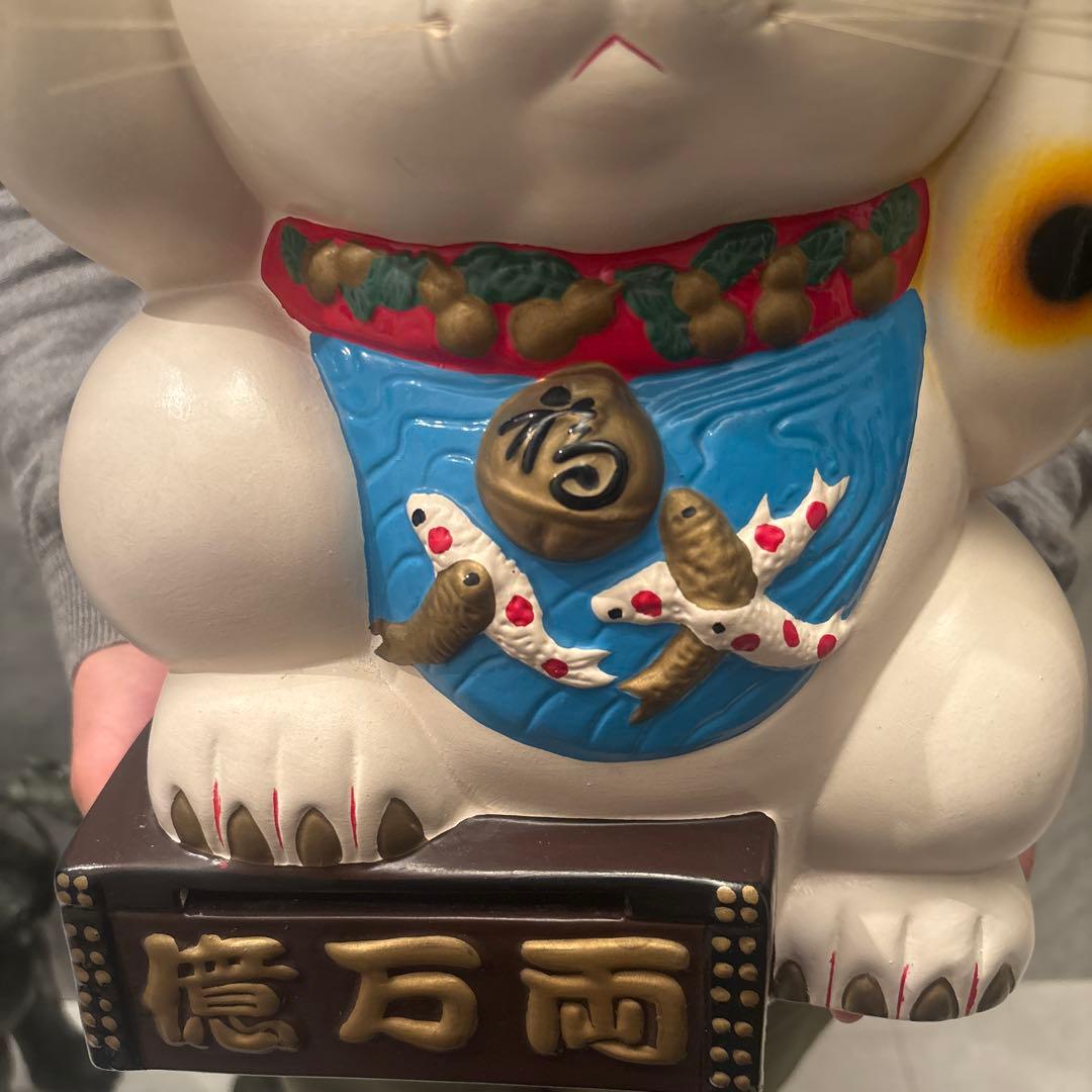 ヴィンテージ瞳や鯉の前掛けが美しい両手上げの金運・良き人を呼ぶ欲張り招き猫