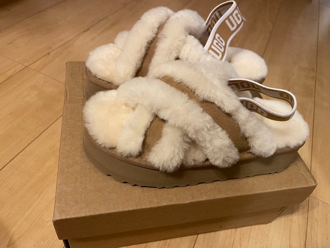 UGG サンダル サイズ5 ベージュ・ホワイト