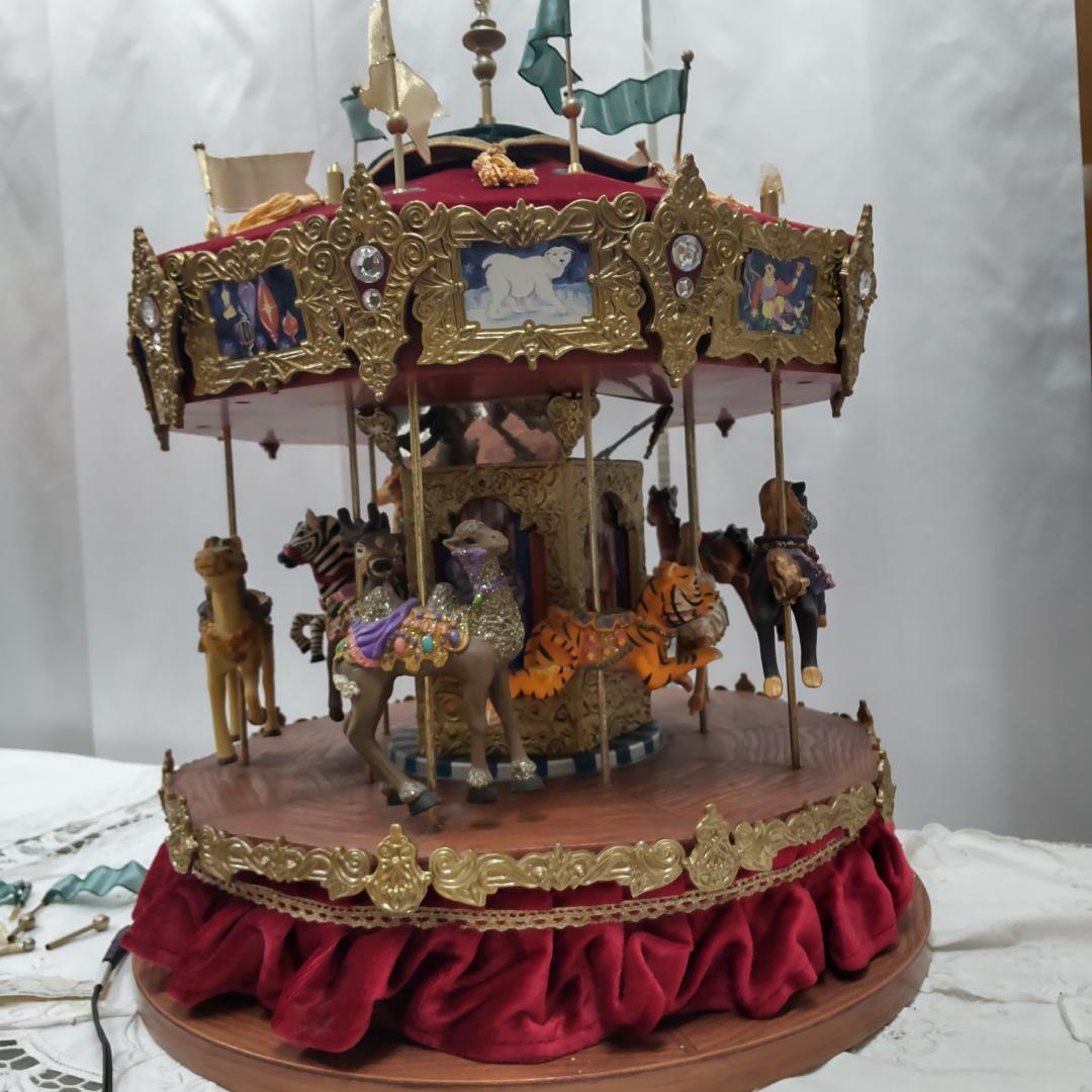 カルーセル　回転木馬　大きなメリーゴー ラウンド