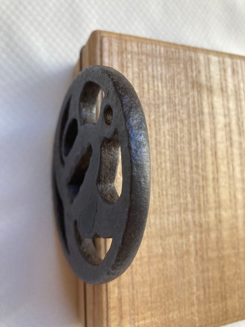 大野鐔　碇透かし　堅丸形　鉄槌目地　地透　角耳　江戸初期