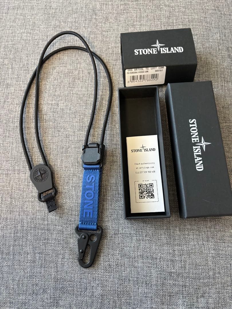 STONEマグネットバックルネックストラップ　キーリング　ブルー