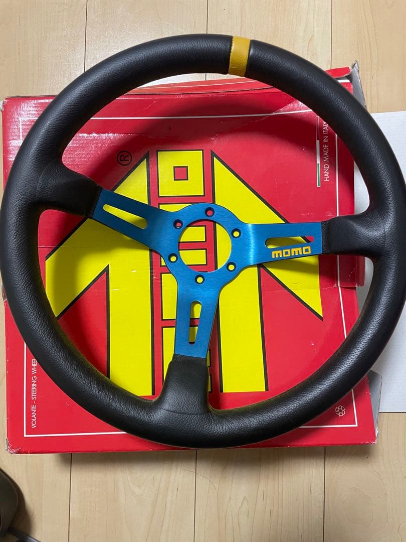 momo スポーツステアリング 3本スポーク