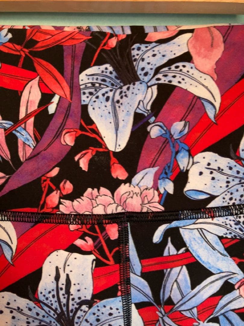 （美品）試着のみハワイで購入Lululemon 柄レギンスサイズ6 ルルレモン