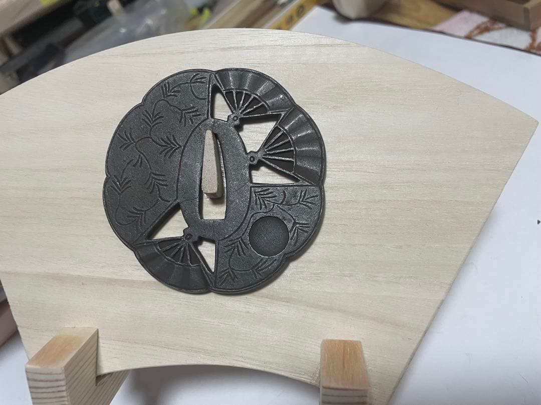 鉄地扇文透かし鍔　鍔飾り付き