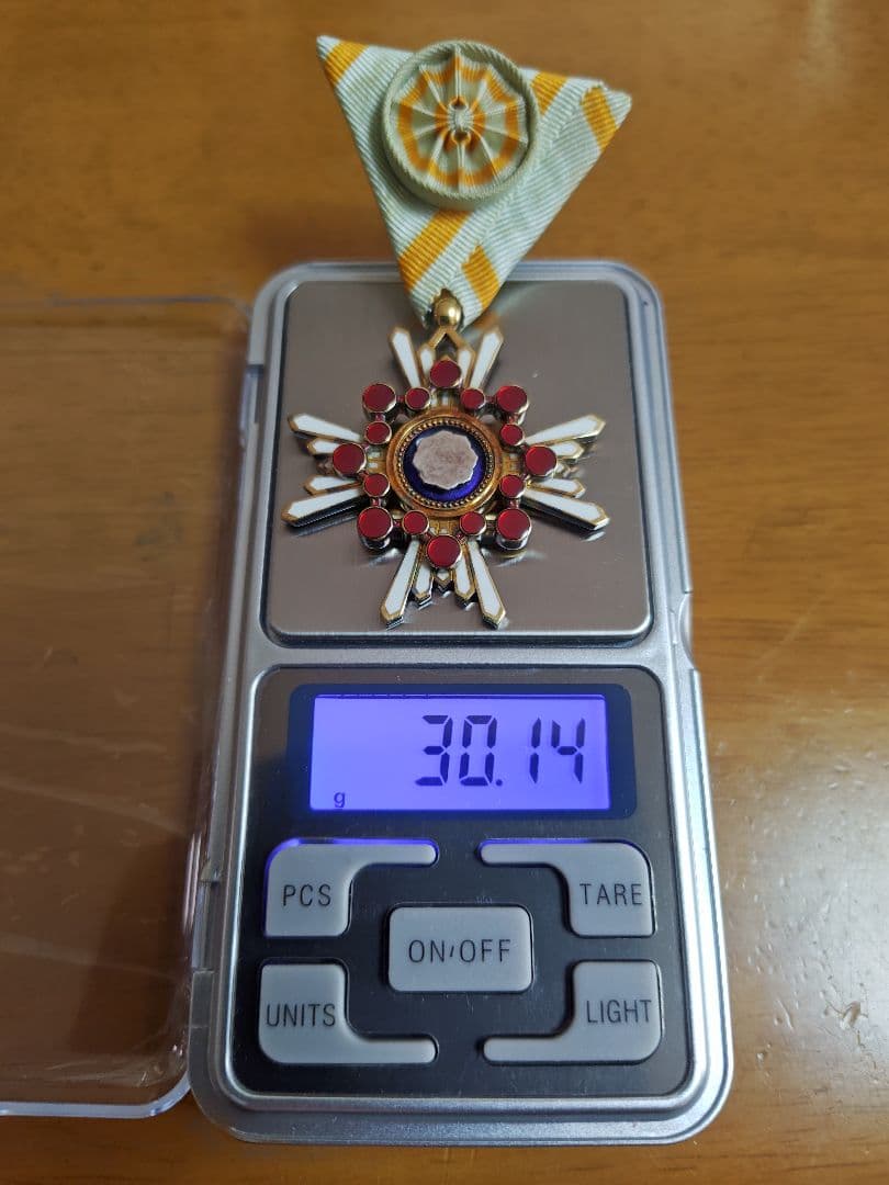 ●日本国 ● 勲四等瑞宝章　勲章 略綬 共箱付