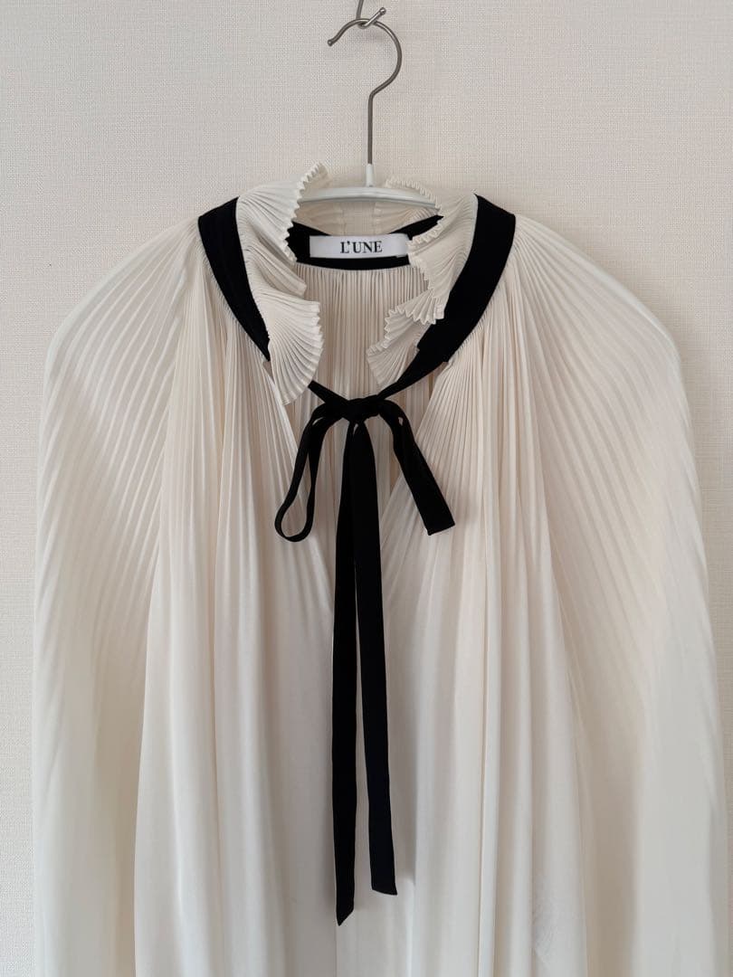 リュンヌ　プリーツ　シフォンブラウス　ブラックリボン