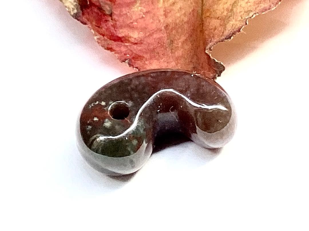 超レア‼️伊勢青石 コレクション　赤茶【ヘマタイト】　レア勾玉　鑑別書無しの安価‼️