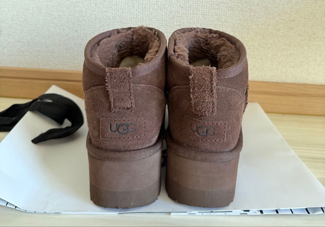 UGG クラシックウルトラミニプラットフォーム バーントシダー