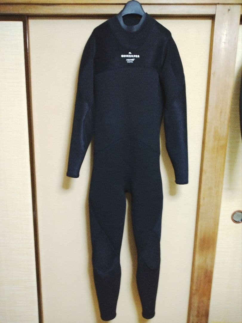 Quiksilver 2ミリフルスーツ黒 ロゴゴールド