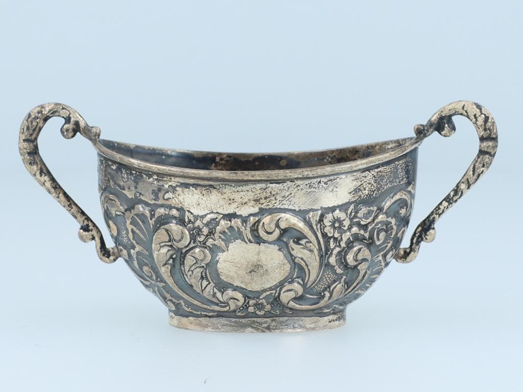 わ*ん様 英国調アンティークカップ 両持ち手付き 彫刻装飾 ヴィンテージ風 置物