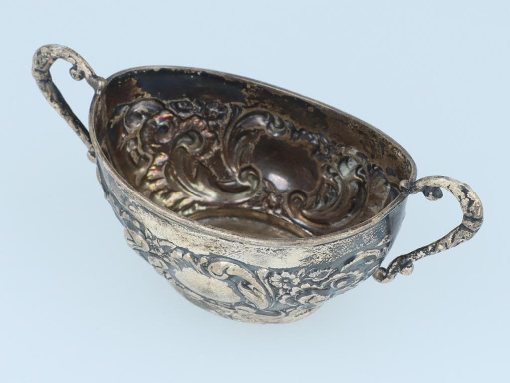 わ*ん様 英国調アンティークカップ 両持ち手付き 彫刻装飾 ヴィンテージ風 置物