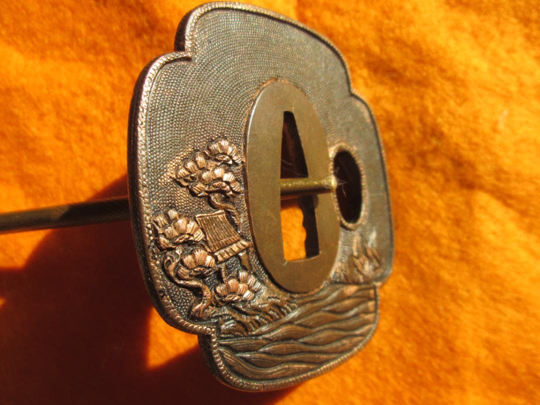 江戸金工師　銅地木瓜形鍔　象嵌　魚々子地　城郭　水車　橋　松　水辺