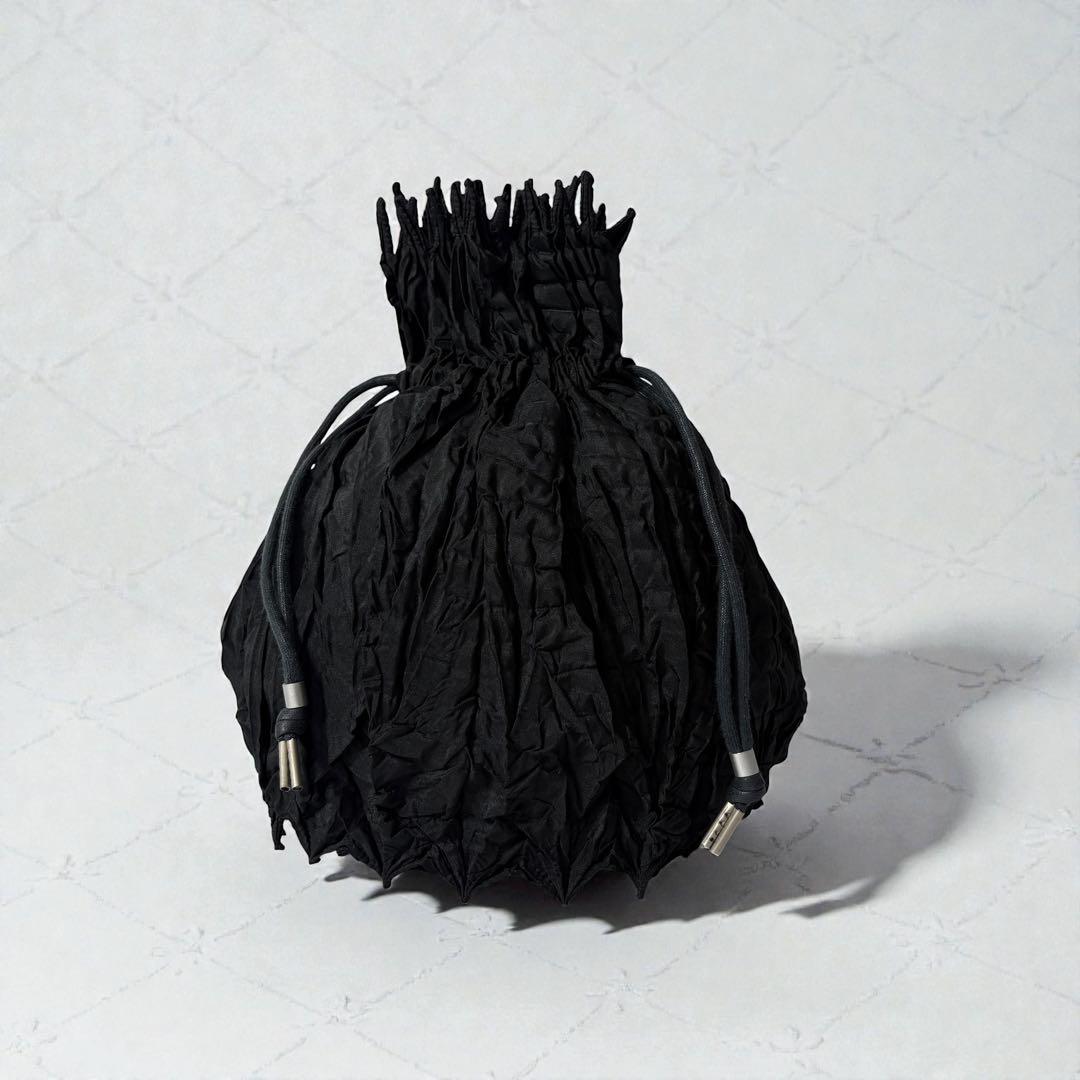 イッセイミヤケ　プリーツプリーズ　イッセイミヤケ　巾着　ポーチ　バッグブラック.