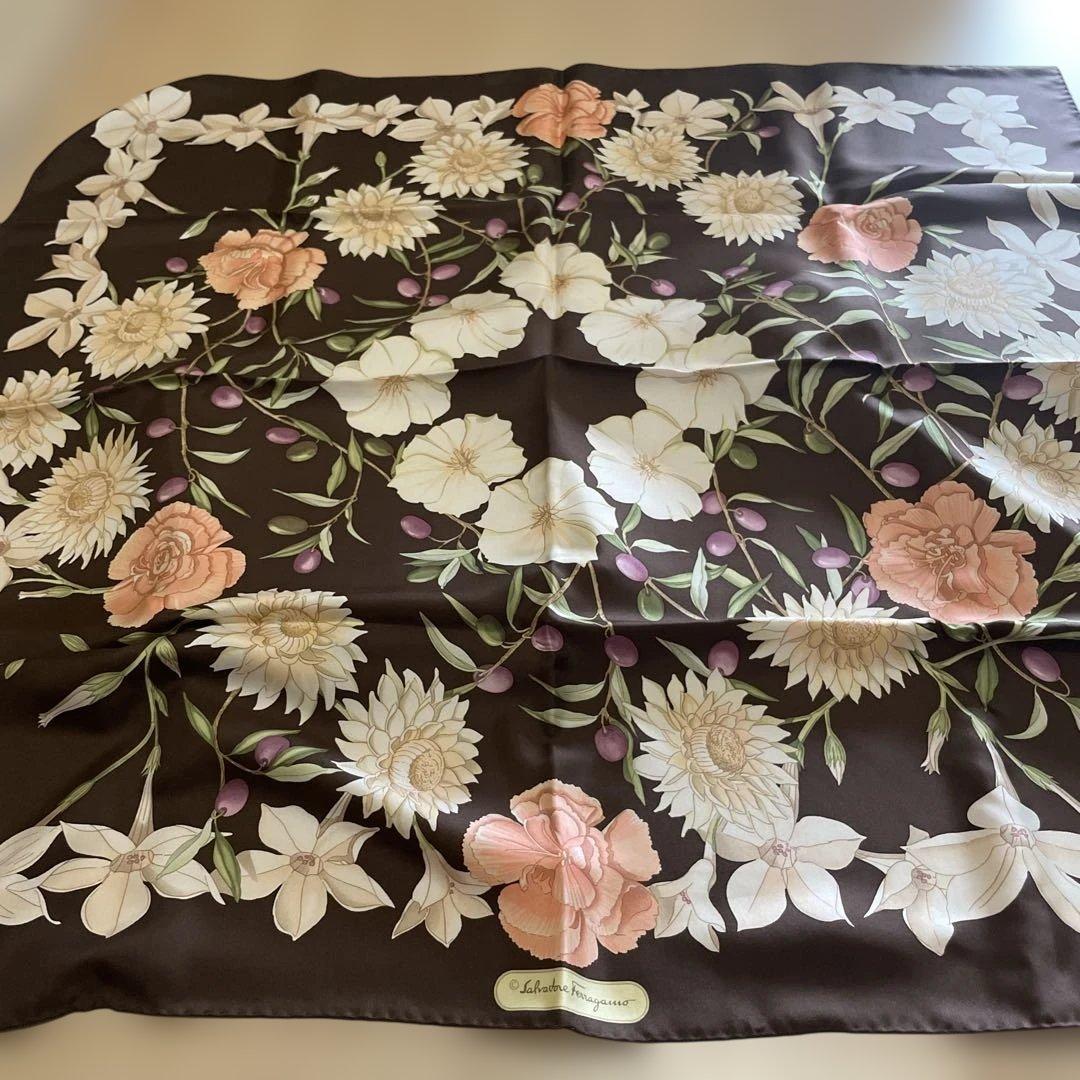 Ferragamo 花柄シルクハンカチ