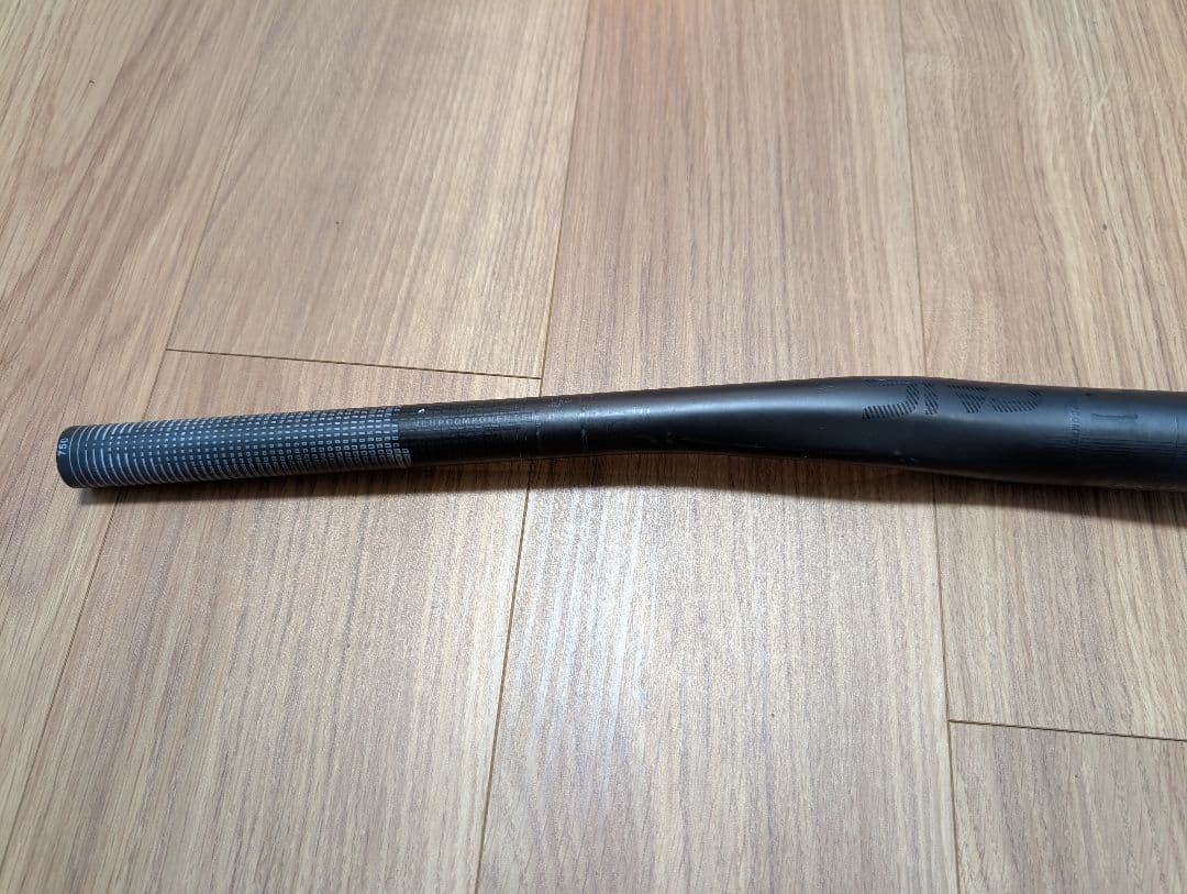 OneUp Carbon Handlebar 20mmライズ 750mm幅
