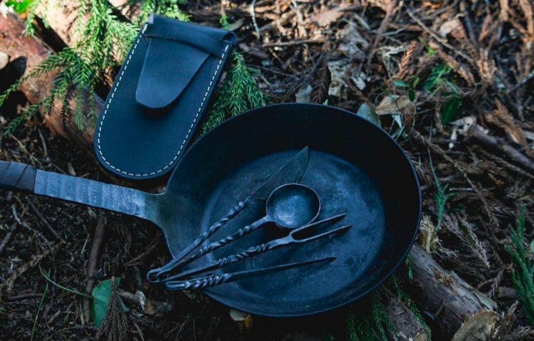 レザーホルダー付きアイアンカトラリーセット 軍幕 軍物 野営 無骨 ソロキャンプ