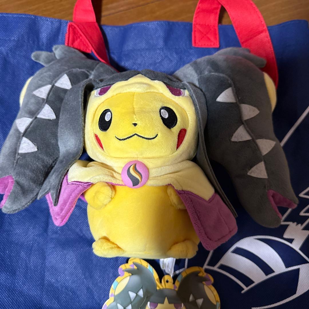 メガクチートのポンチョを着たピカチュウ　ぬいぐるみ　ポケモンセンター限定