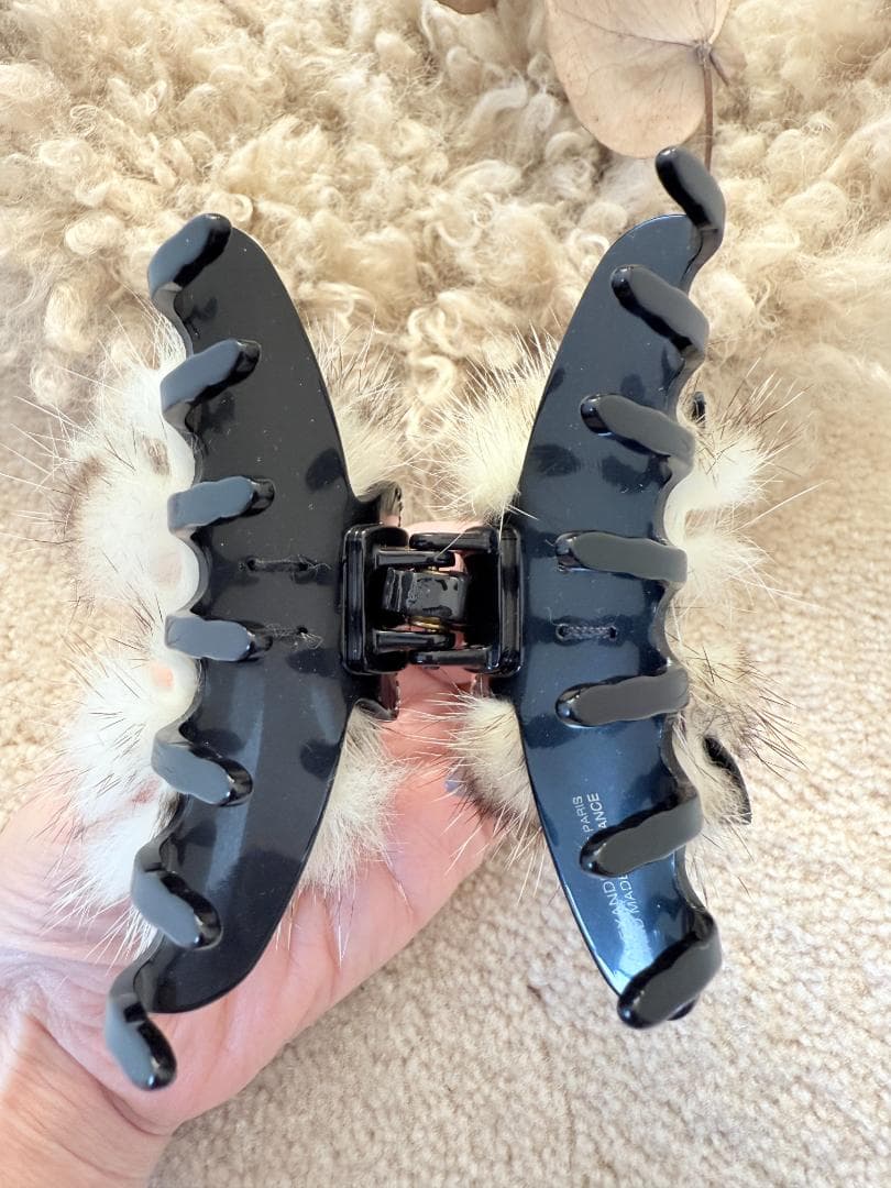 アレクサンドル ドゥ パリ　白黒ファー付き　リボンクリップ　スワロフスキー