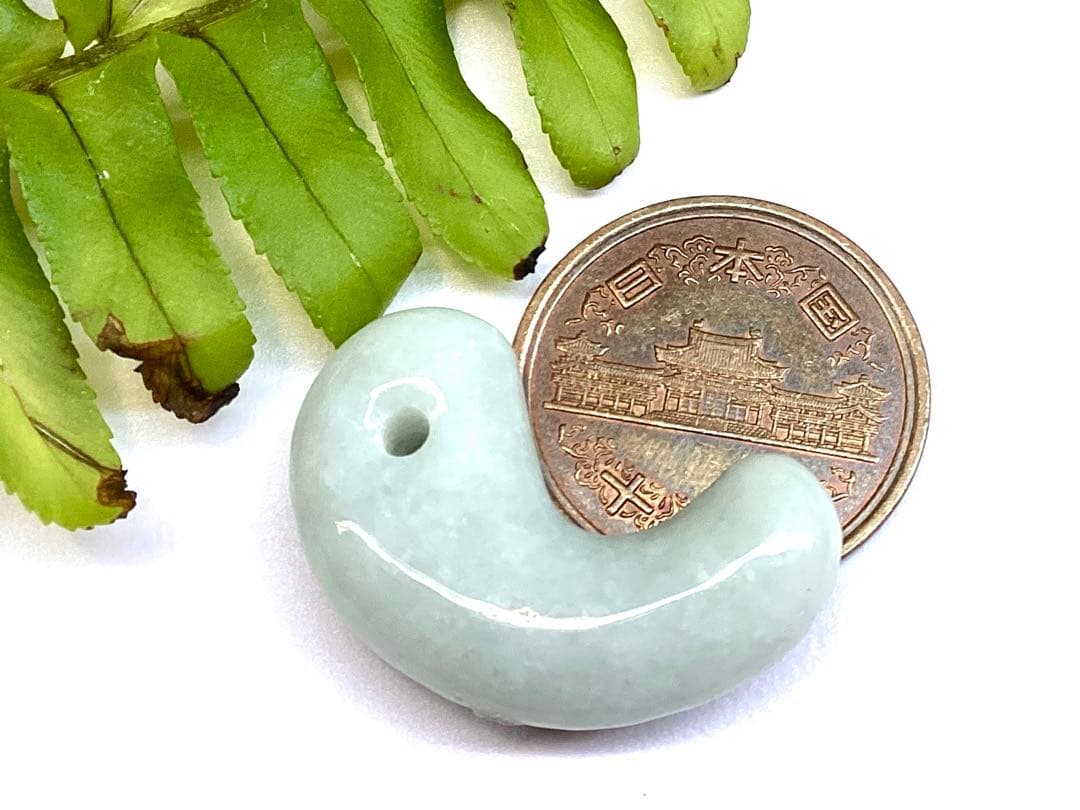 ✳浮かぶ氷紋様‼️　アイスジェイド　吉祥開運*糸魚川翡翠勾玉　お守りに　鑑別書付‼️