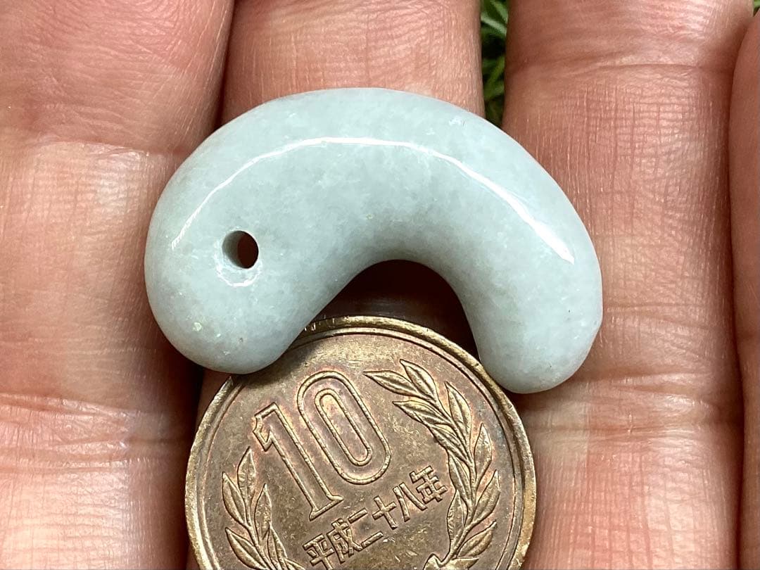 ✳浮かぶ氷紋様‼️　アイスジェイド　吉祥開運*糸魚川翡翠勾玉　お守りに　鑑別書付‼️